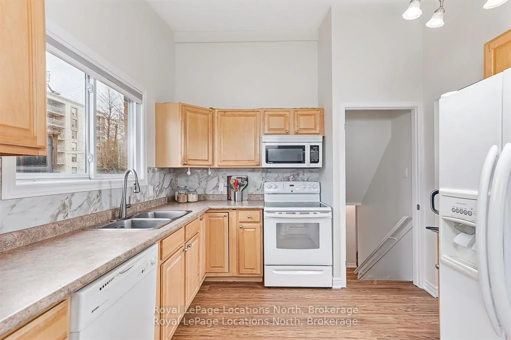 Photo 17 of 594 Oak Street, Collingwood — HOMEH