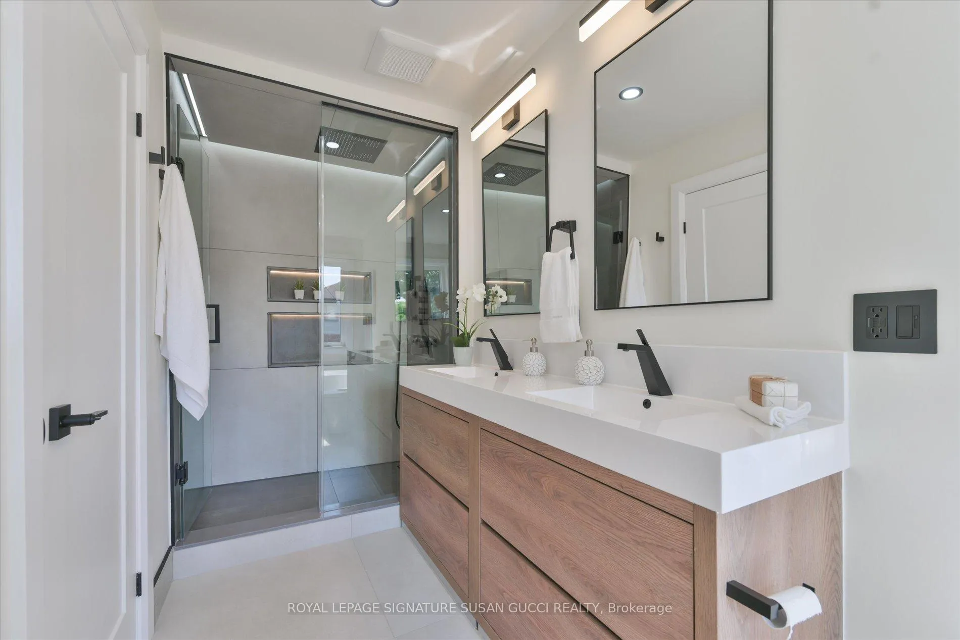 Photo 27 of 99 Chisholm Avenue, Toronto, Woodbine-Lumsden — HOMEH