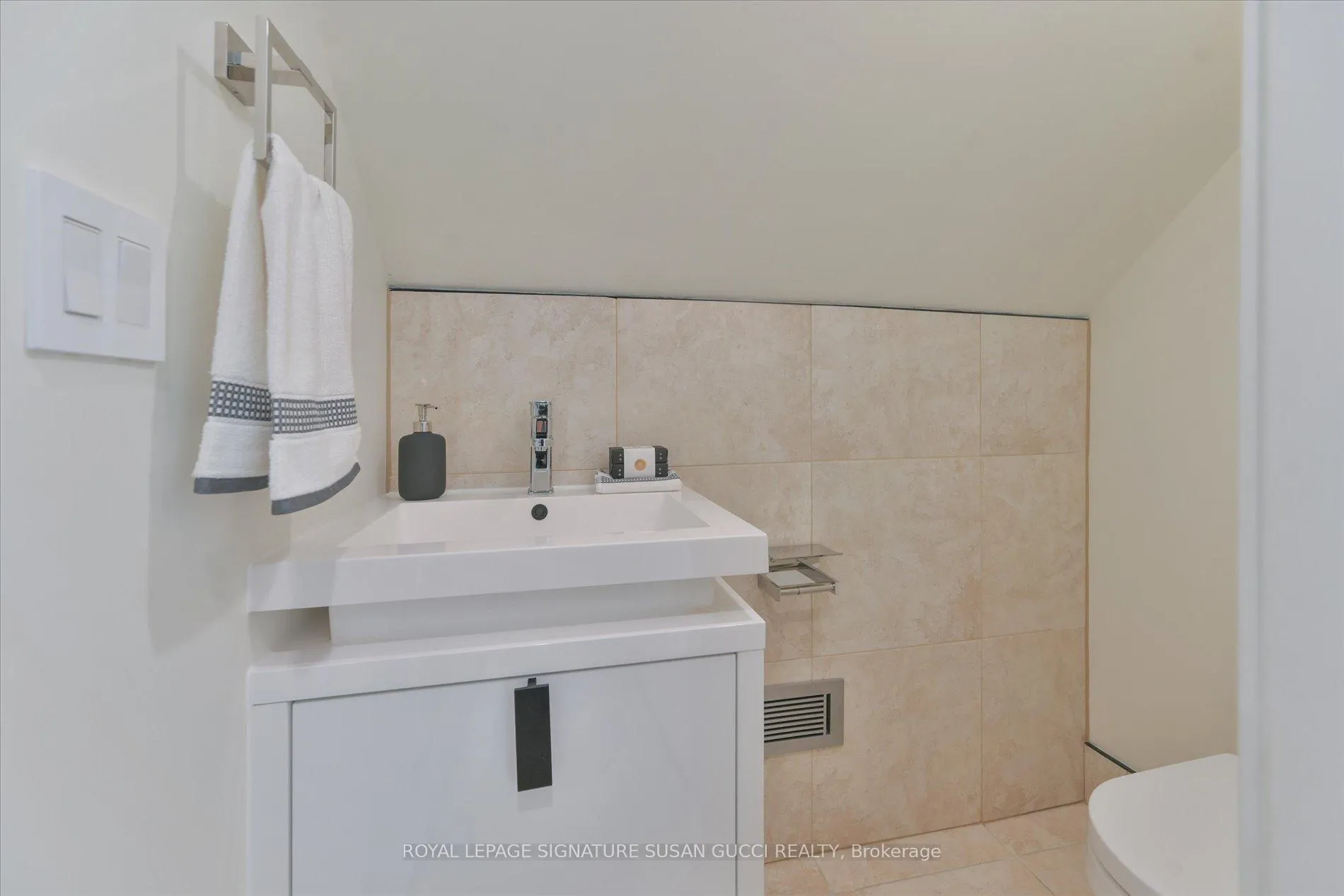 Photo 33 of 99 Chisholm Avenue, Toronto, Woodbine-Lumsden — HOMEH