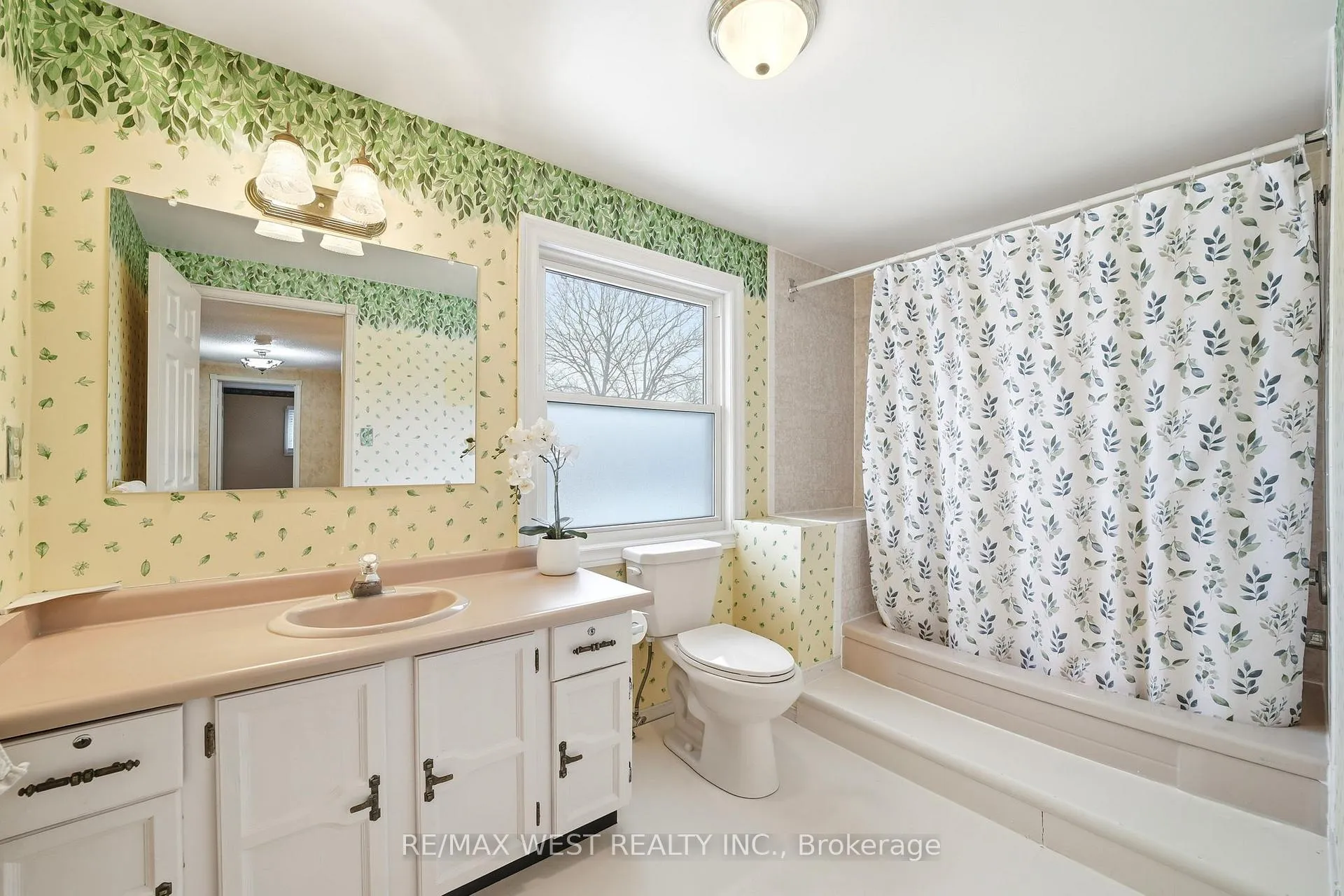 Photo 15 of 690 Robertson Crescent, Milton, Timberlea — HOMEH
