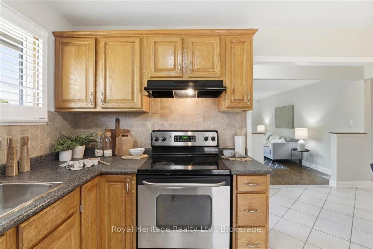 Photo 8 of 413 Elizabeth Street, Oshawa, McLaughlin — HOMEH
