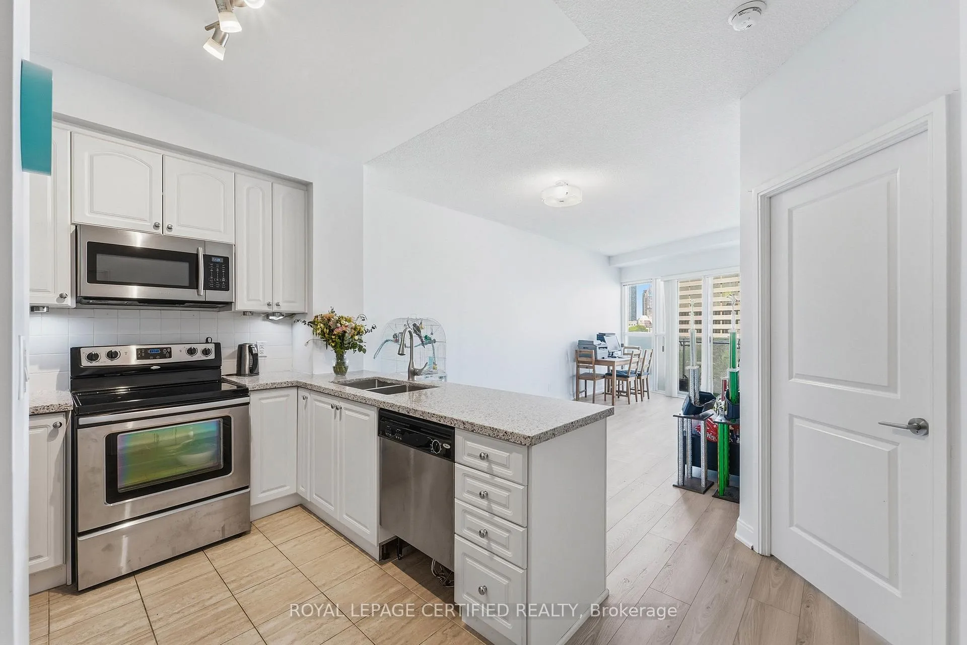 Photo 6 of Unit 609, 50 Absolute Avenue, Mississauga, City Centre — HOMEH