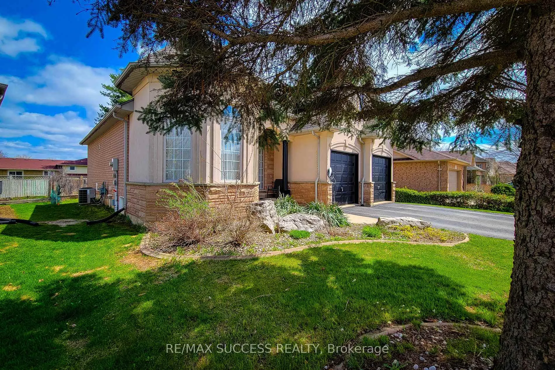 Photo 5 of 14 Casson Lane, Brantford, Greenbrier — HOMEH