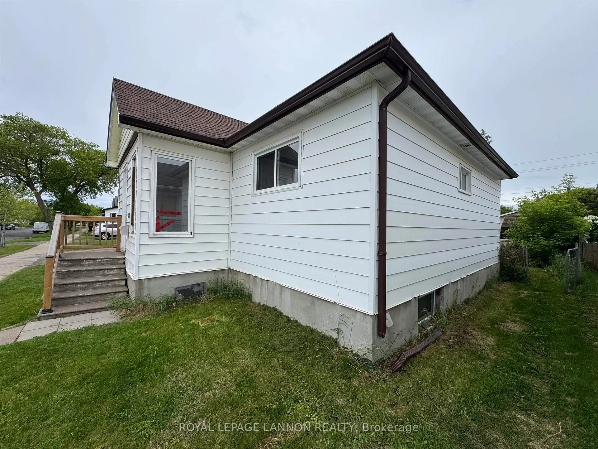 Photo 2 of 474 Mary St. E. E, Thunder Bay, Westfort — HOMEH