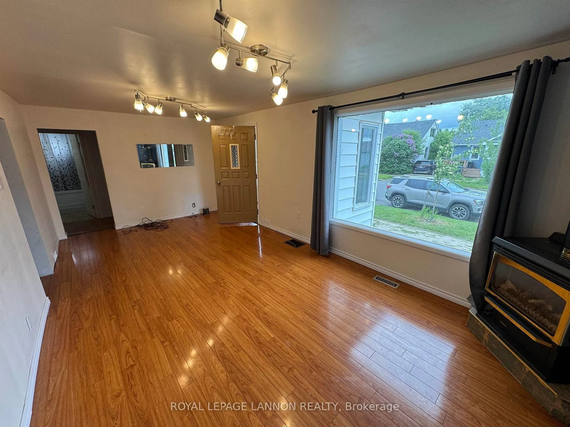 Photo 3 of 474 Mary St. E. E, Thunder Bay, Westfort — HOMEH