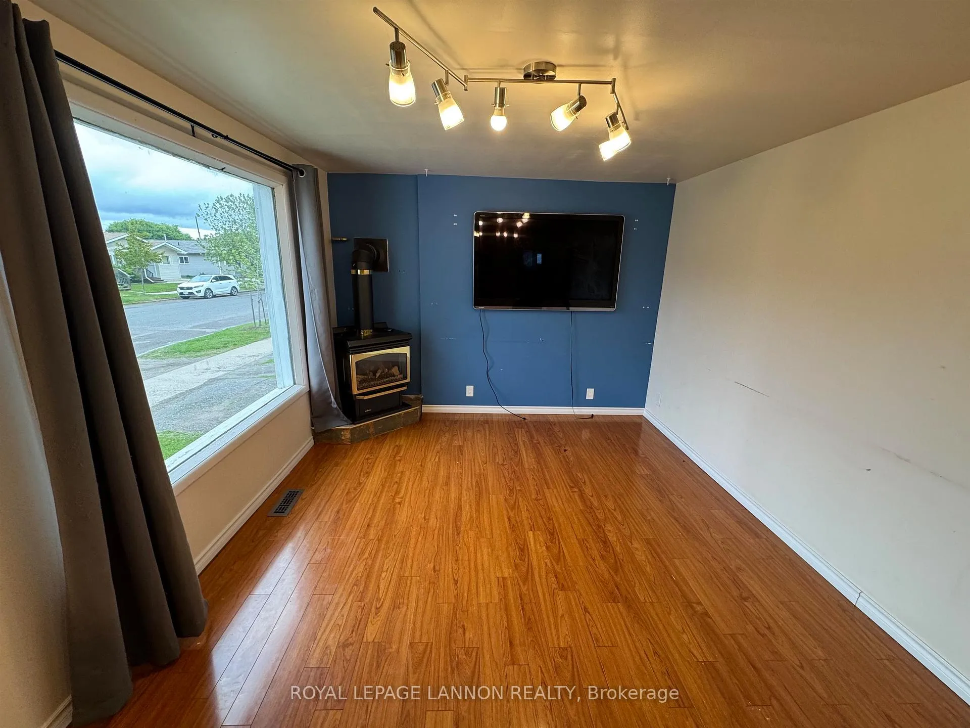 Photo 4 of 474 Mary St. E. E, Thunder Bay, Westfort — HOMEH