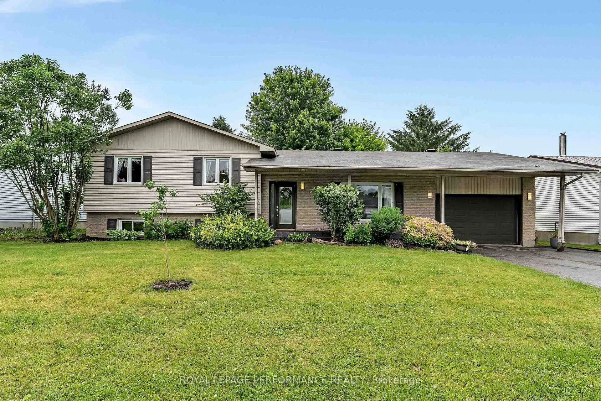 Photo 1 of 30 Promenade Boulevard, Russell, Embrun — HOMEH