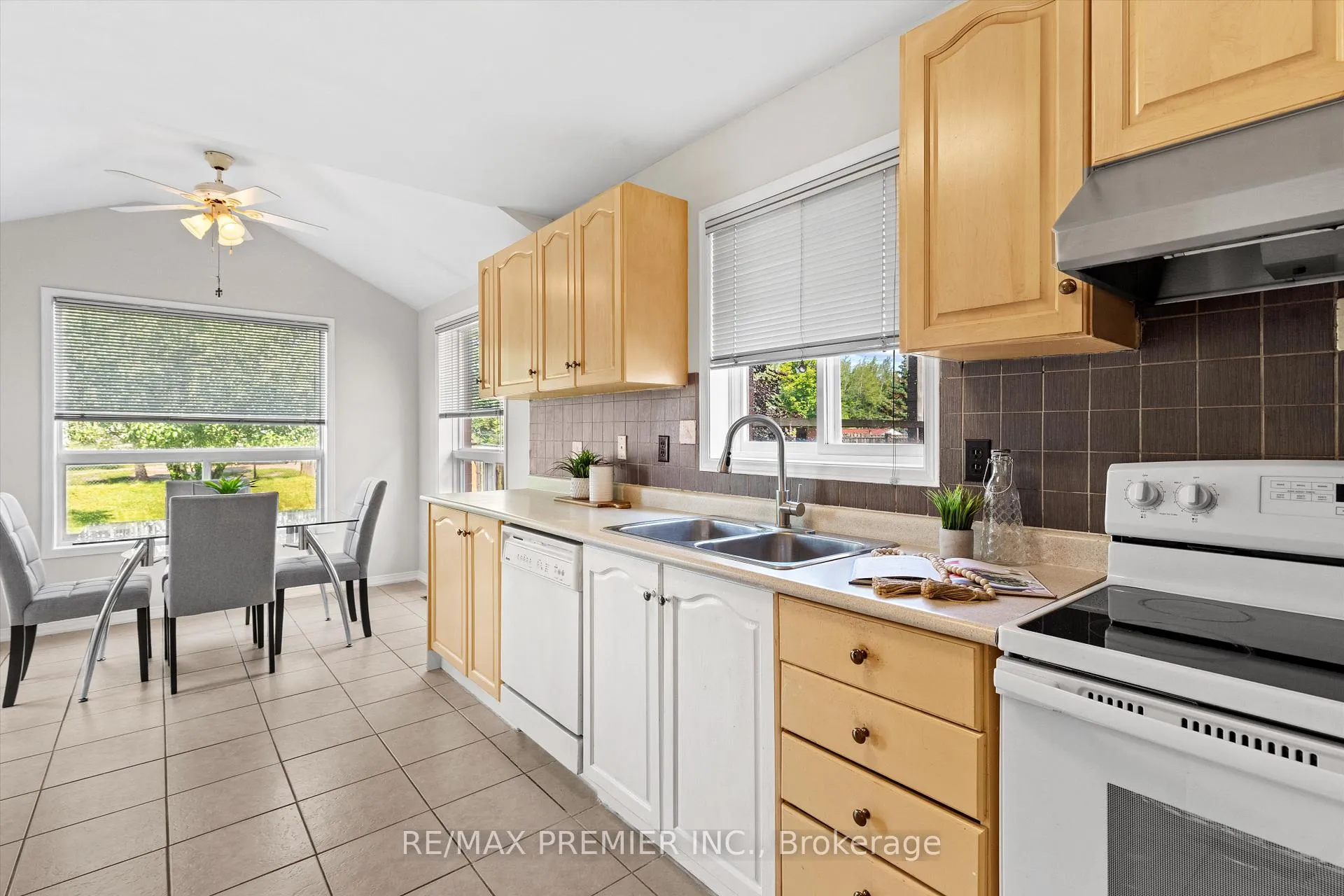 Photo 6 of 2272 Warrington Way, Innisfil, Alcona — HOMEH
