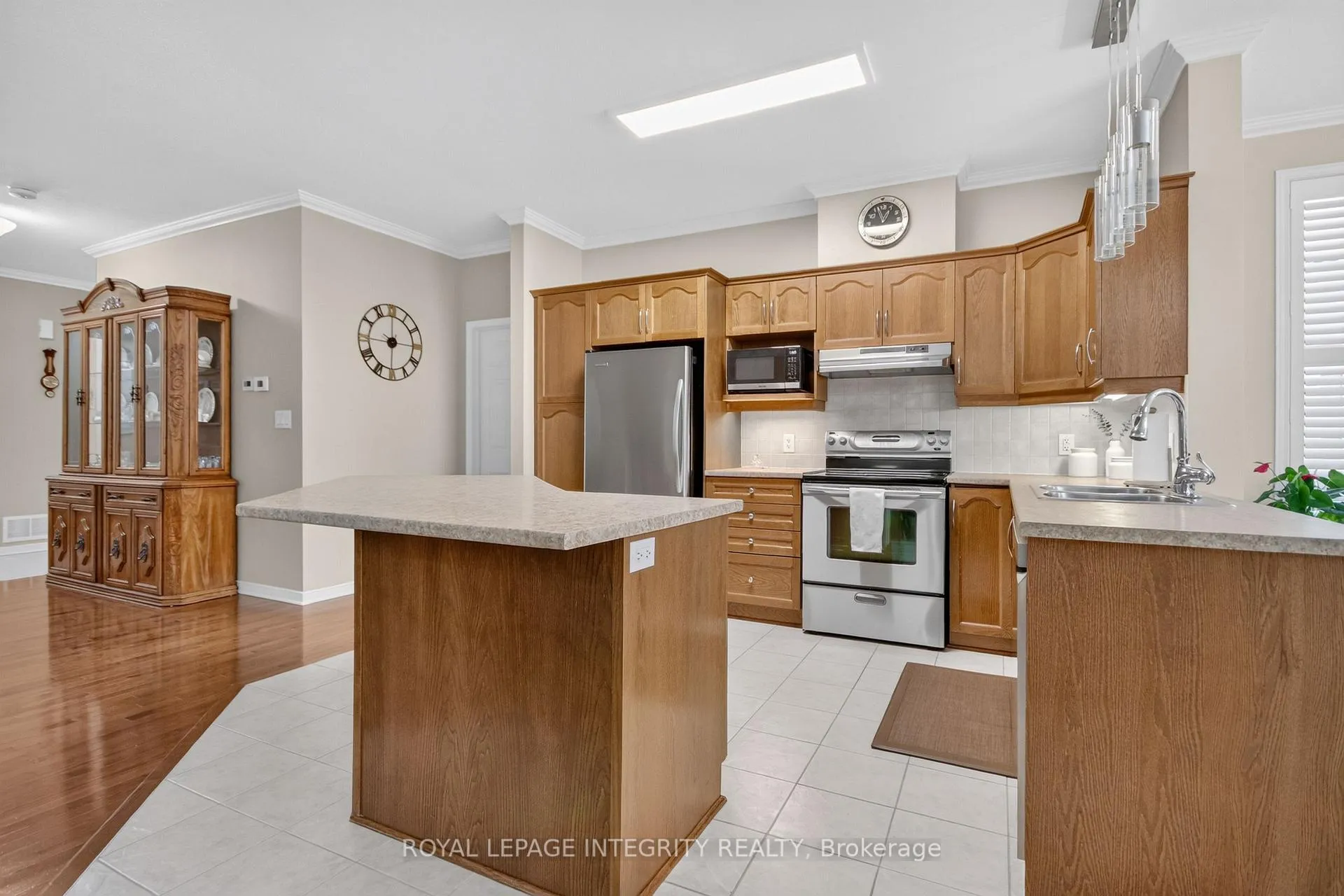 Photo 14 of 626 Country Trail Private, Ottawa, Carlsbad Springs — HOMEH
