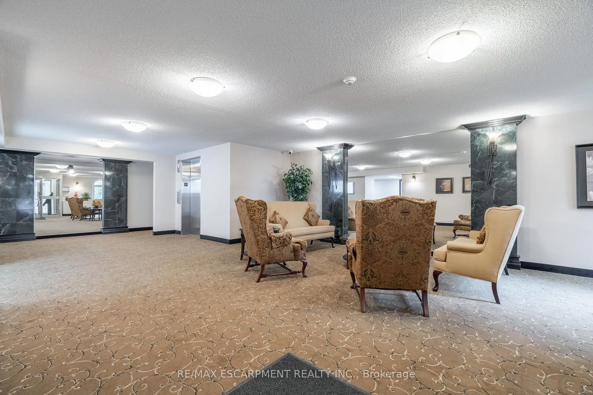 Front of Unit 306, 970 Golf Links Road