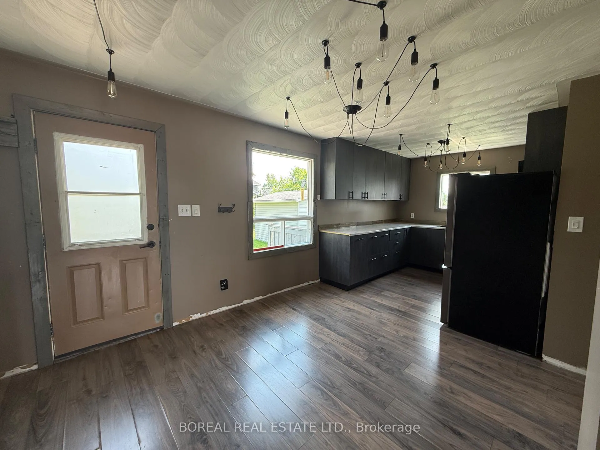 Photo 5 of 340 Second Avenue, Cochrane — HOMEH