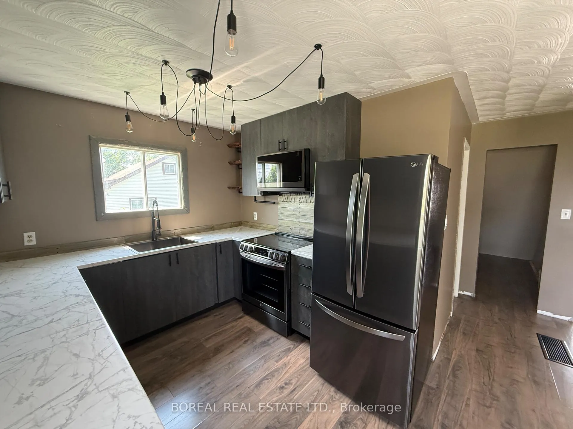 Photo 7 of 340 Second Avenue, Cochrane — HOMEH
