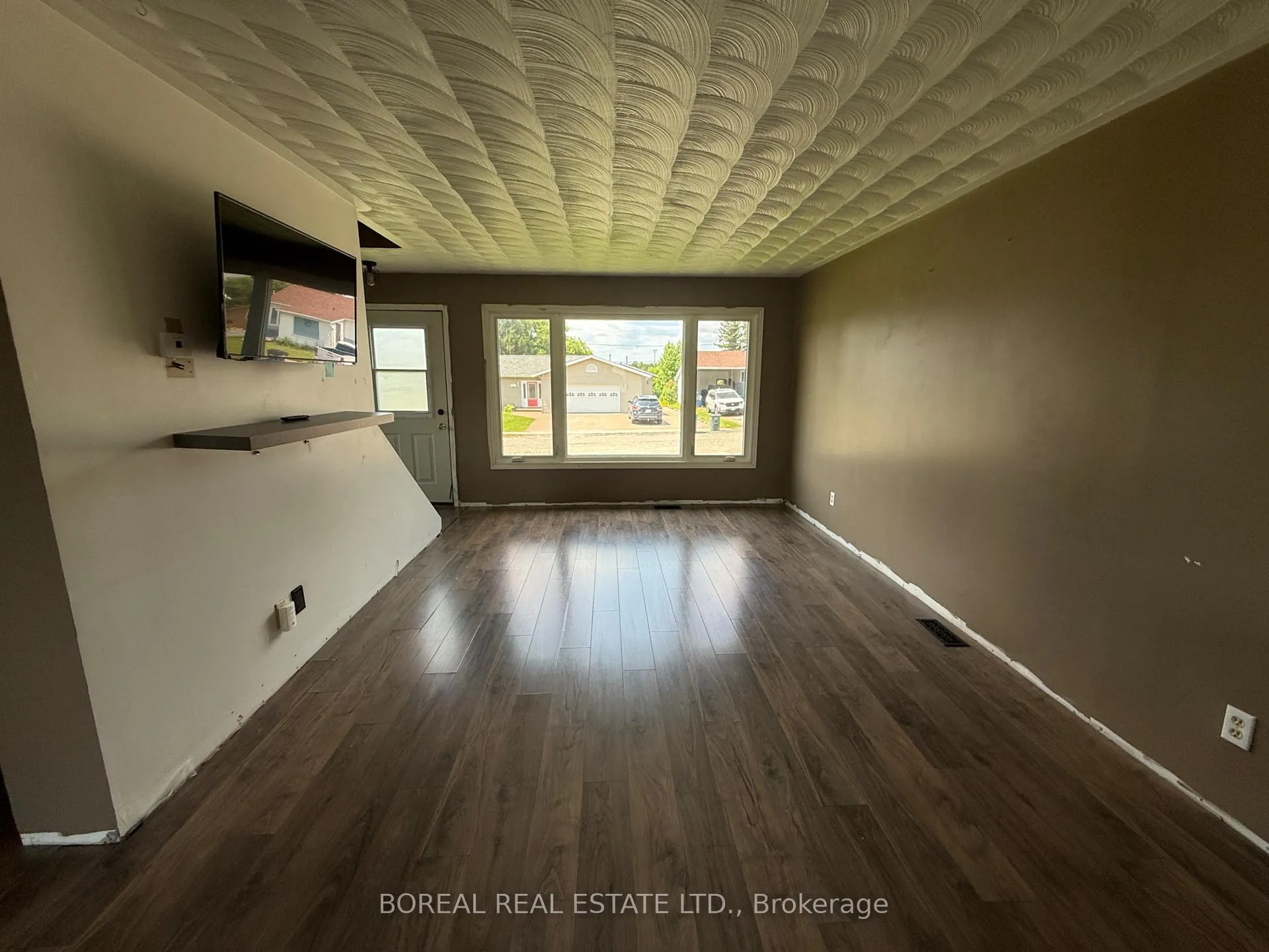 Photo 8 of 340 Second Avenue, Cochrane — HOMEH