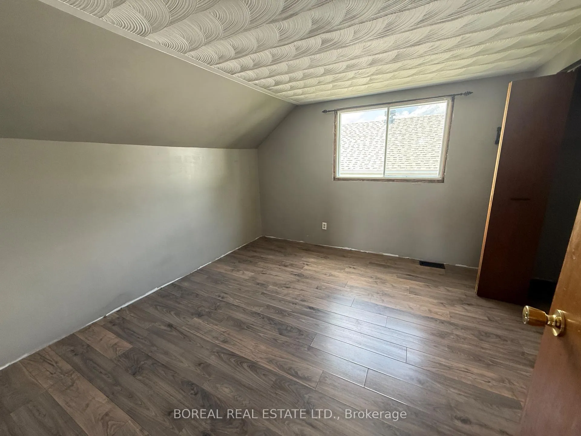 Photo 17 of 340 Second Avenue, Cochrane — HOMEH