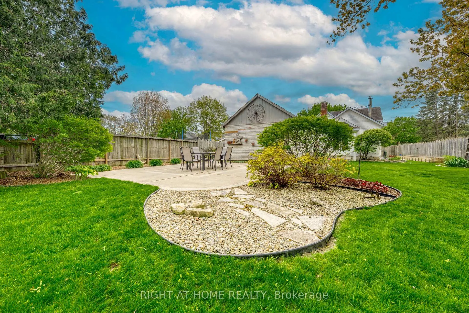 Photo 10 of 4332 Petrolia Line, Enniskillen, Petrolia — HOMEH