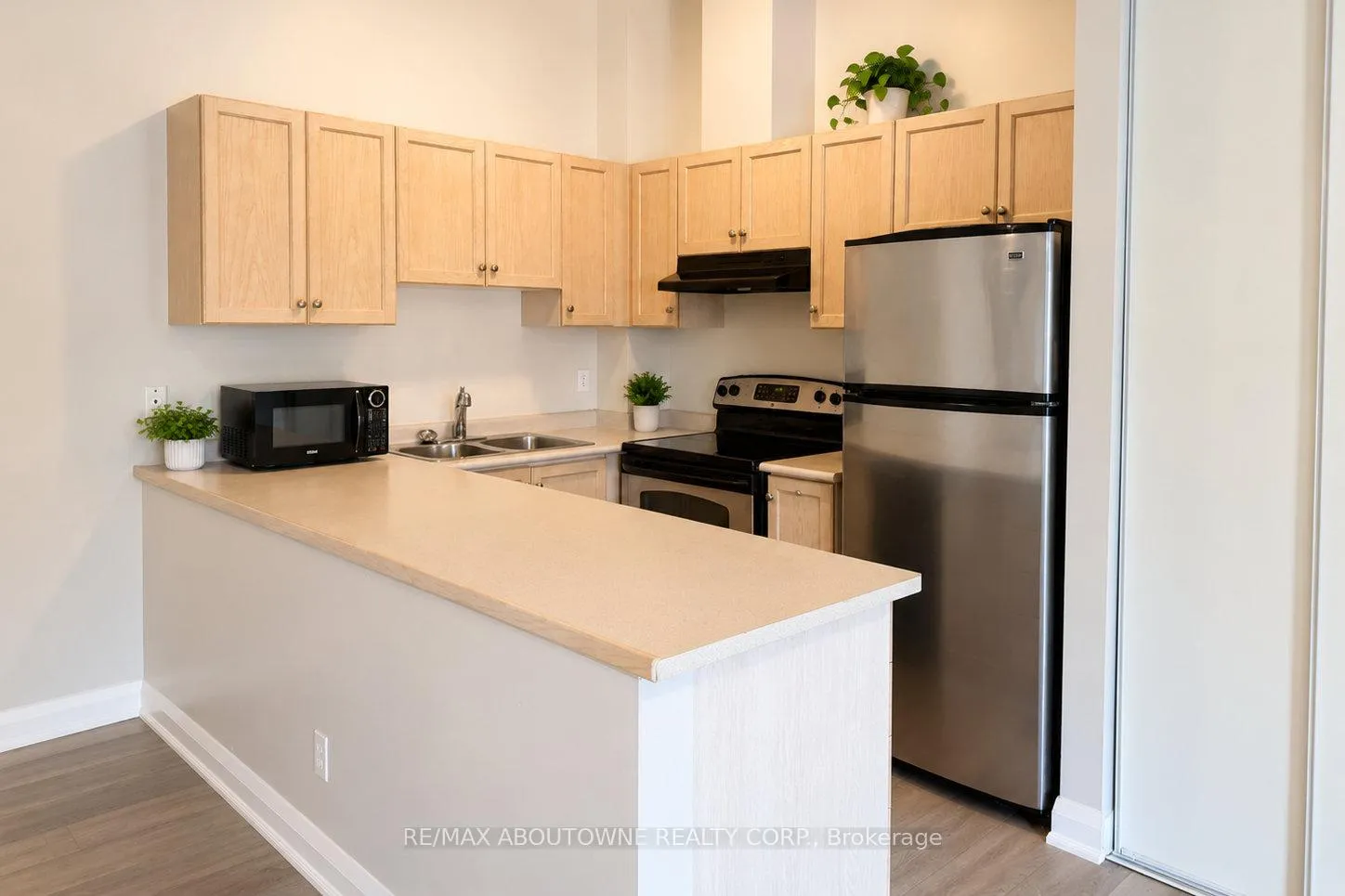 Photo 2 of Unit 906, 4140 Foxwood Drive, Burlington, Tansley — HOMEH