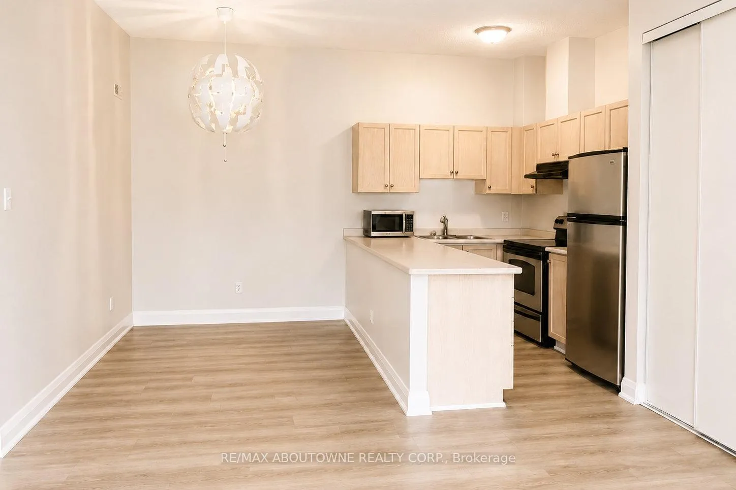 Photo 4 of Unit 906, 4140 Foxwood Drive, Burlington, Tansley — HOMEH