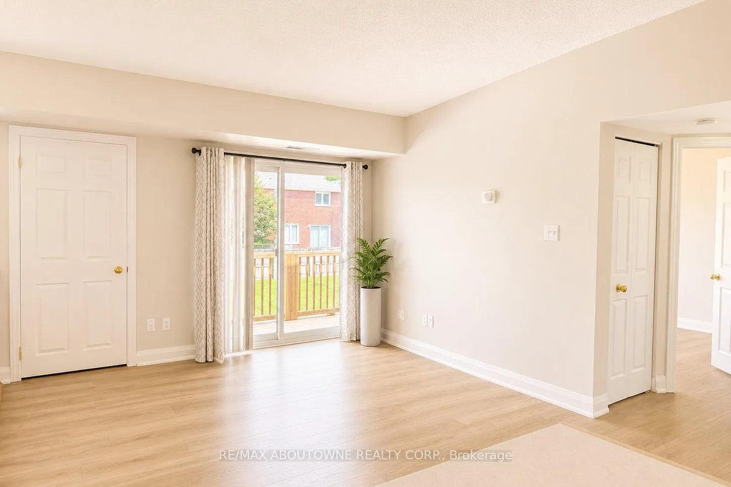 Photo 6 of Unit 906, 4140 Foxwood Drive, Burlington, Tansley — HOMEH