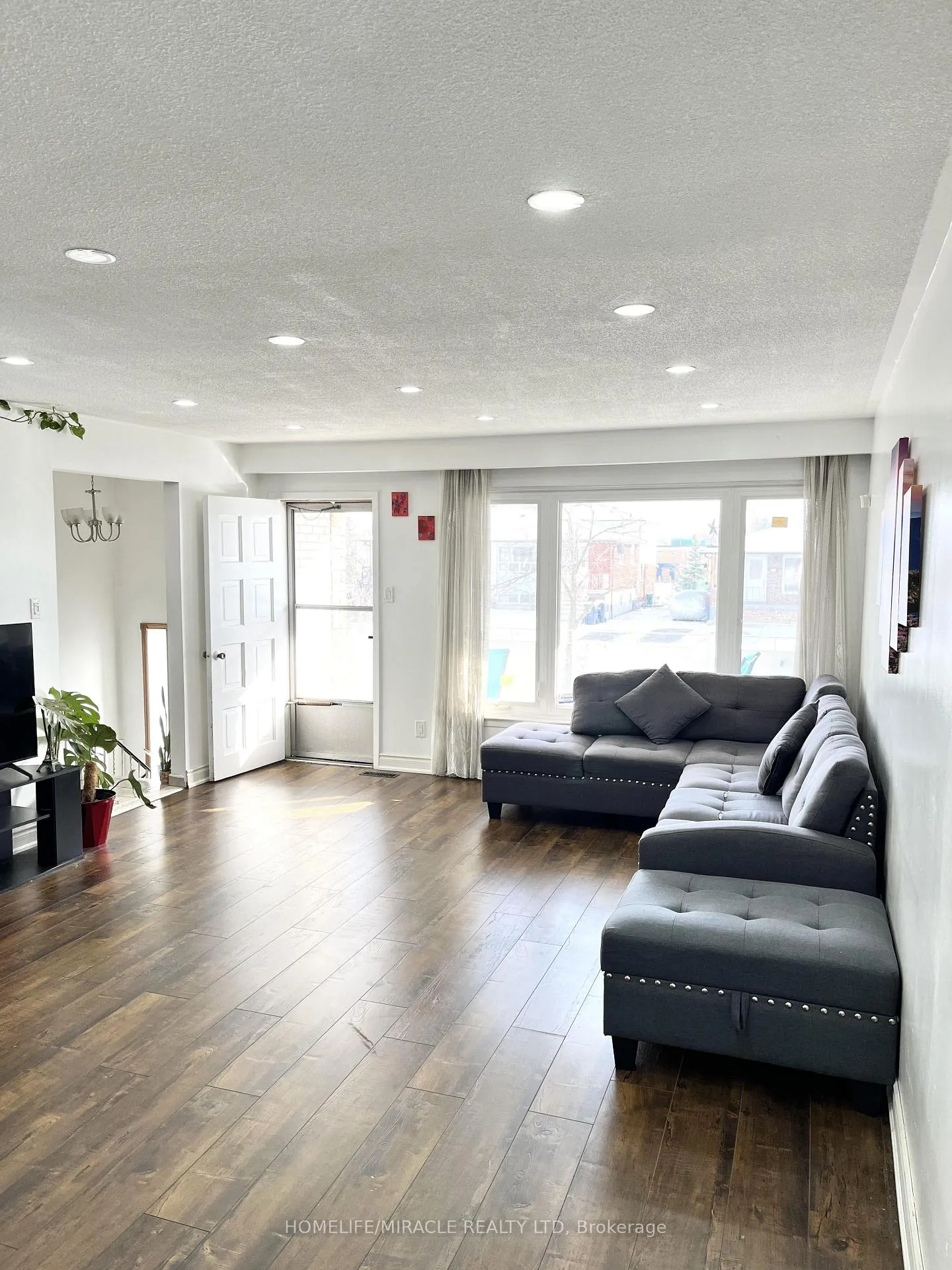 Photo 4 of 3323 Jolliffe Avenue, Mississauga, Malton — HOMEH