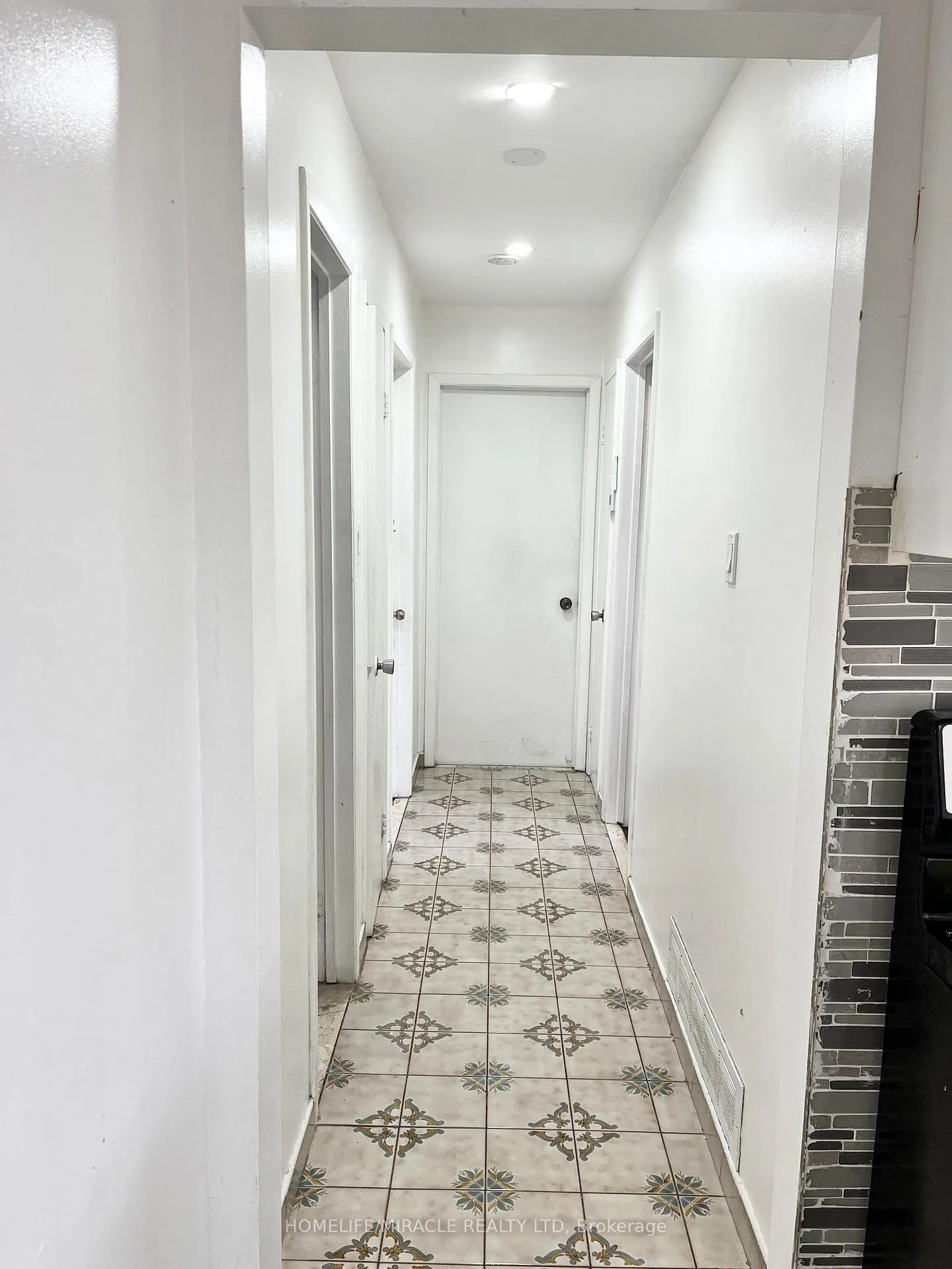 Photo 9 of 3323 Jolliffe Avenue, Mississauga, Malton — HOMEH