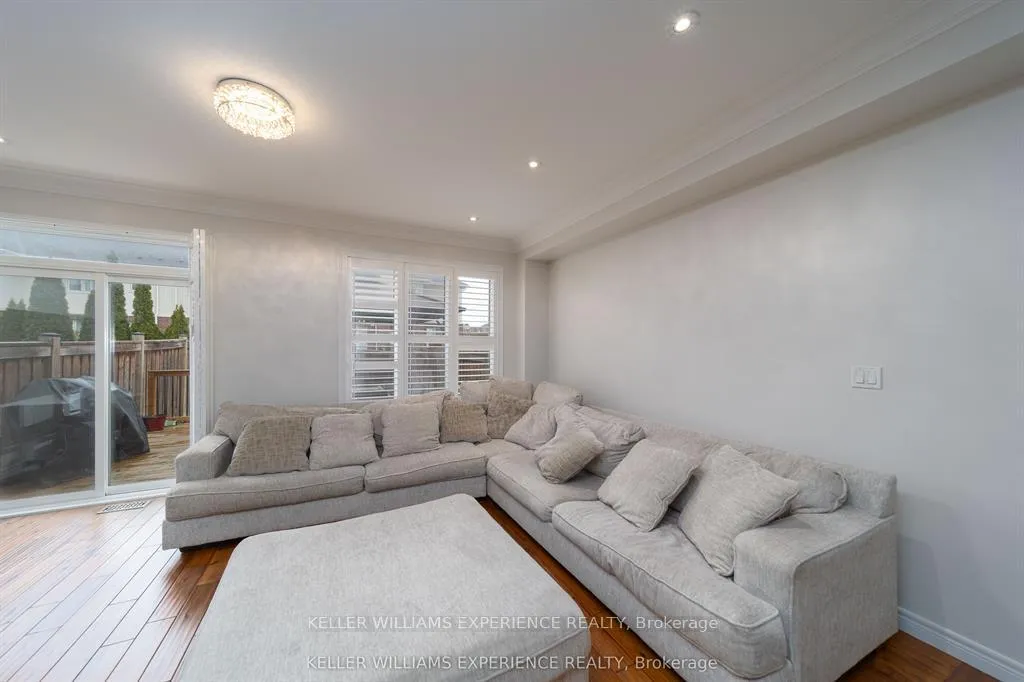 Photo 5 of 6 Weaver Terrace, New Tecumseth, Tottenham — HOMEH