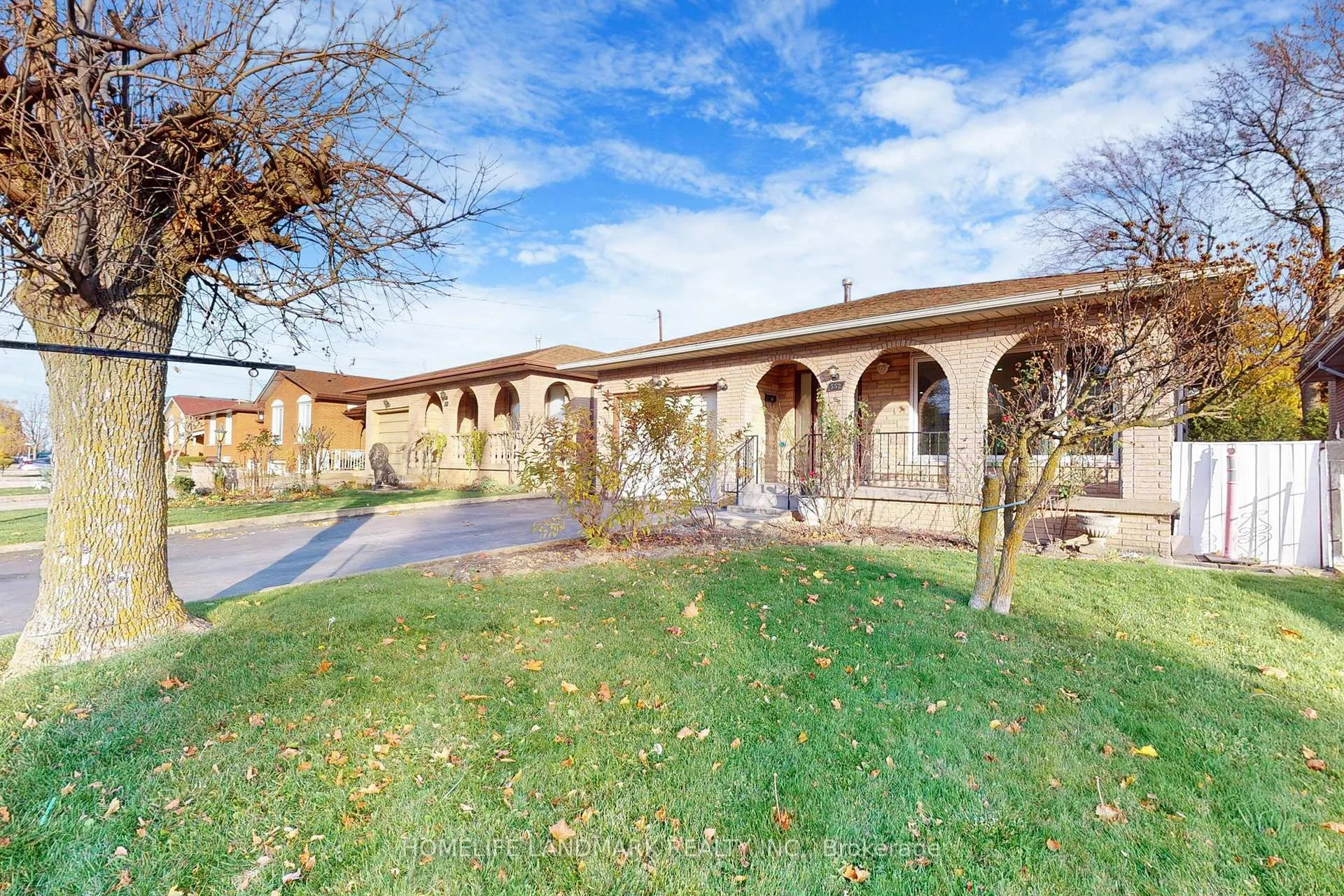 Photo 3 of 552 Queen Victoria Drive, Hamilton, Quinndale — HOMEH
