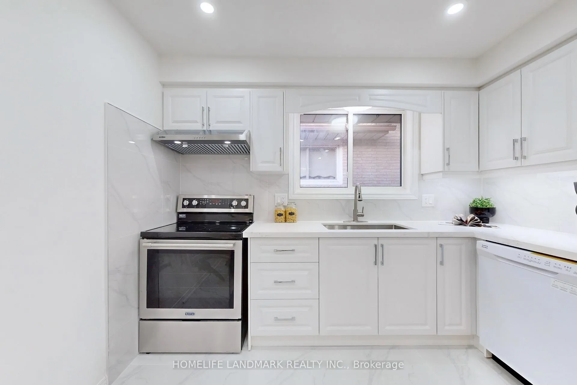 Photo 14 of 552 Queen Victoria Drive, Hamilton, Quinndale — HOMEH