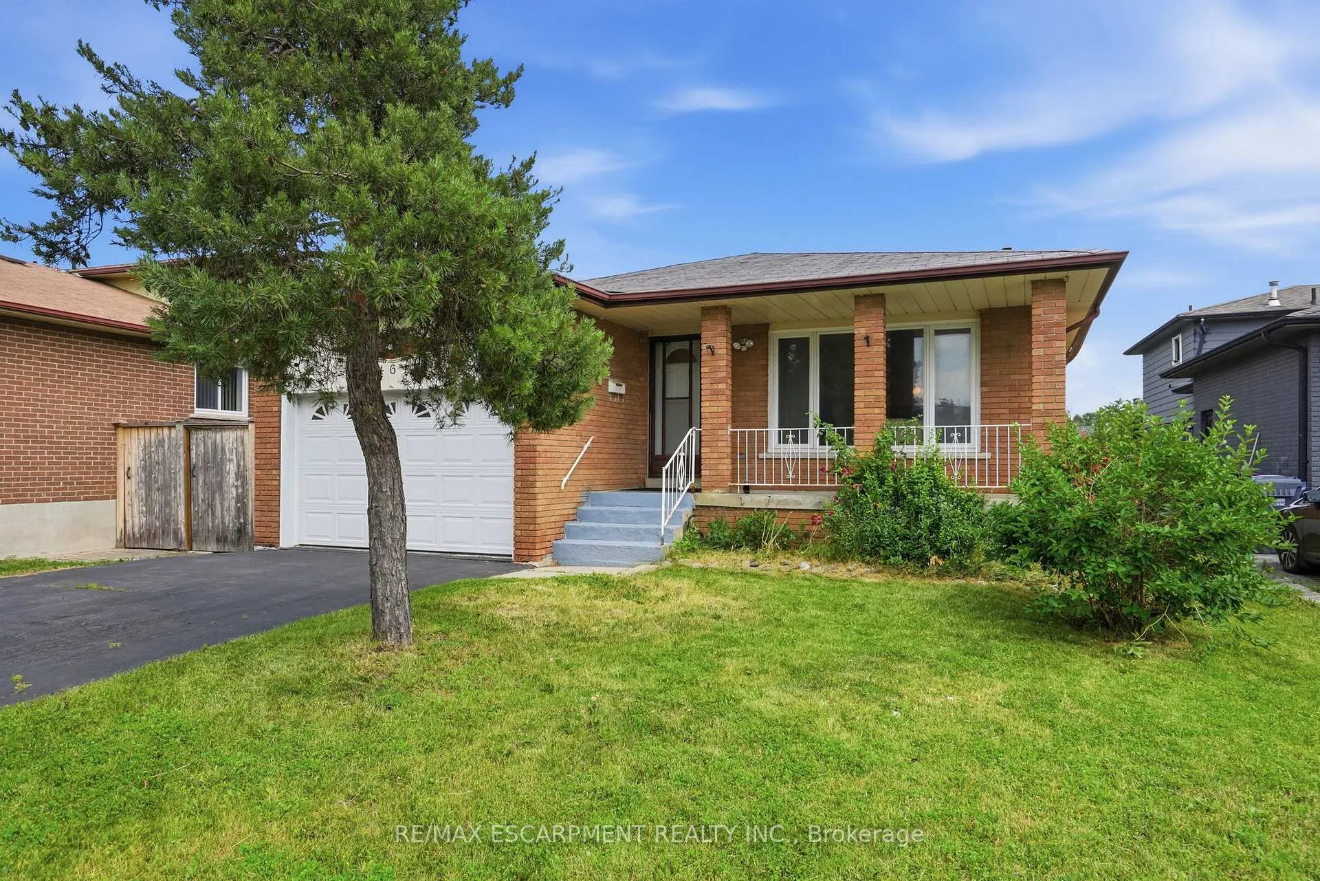 Photo 2 of 464 Louis Drive, Mississauga, Cooksville — HOMEH