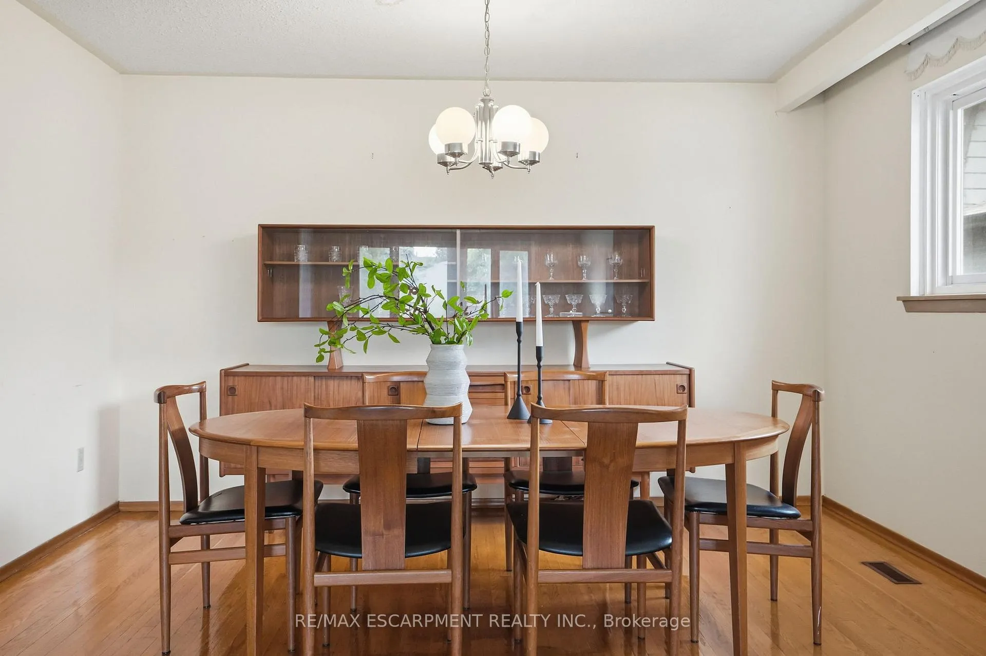 Photo 11 of 464 Louis Drive, Mississauga, Cooksville — HOMEH