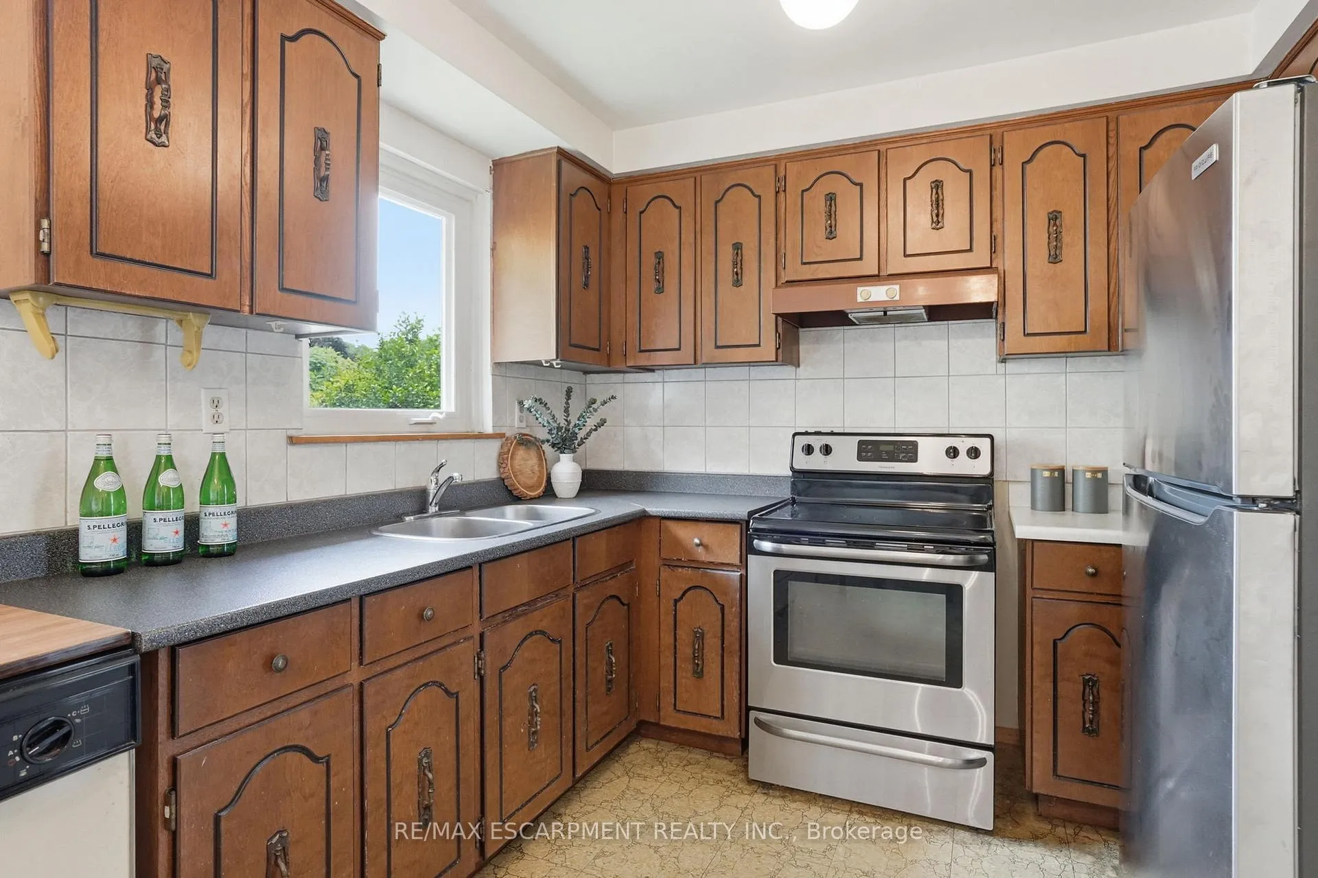 Photo 13 of 464 Louis Drive, Mississauga, Cooksville — HOMEH