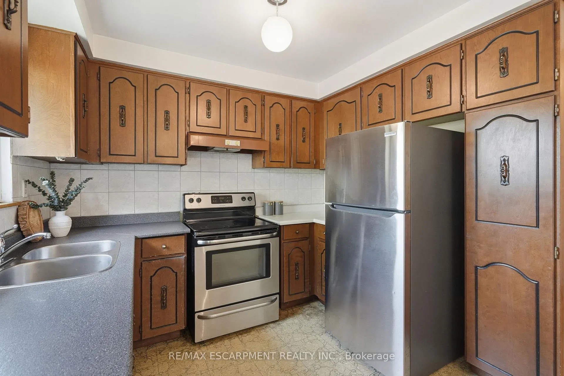 Photo 14 of 464 Louis Drive, Mississauga, Cooksville — HOMEH