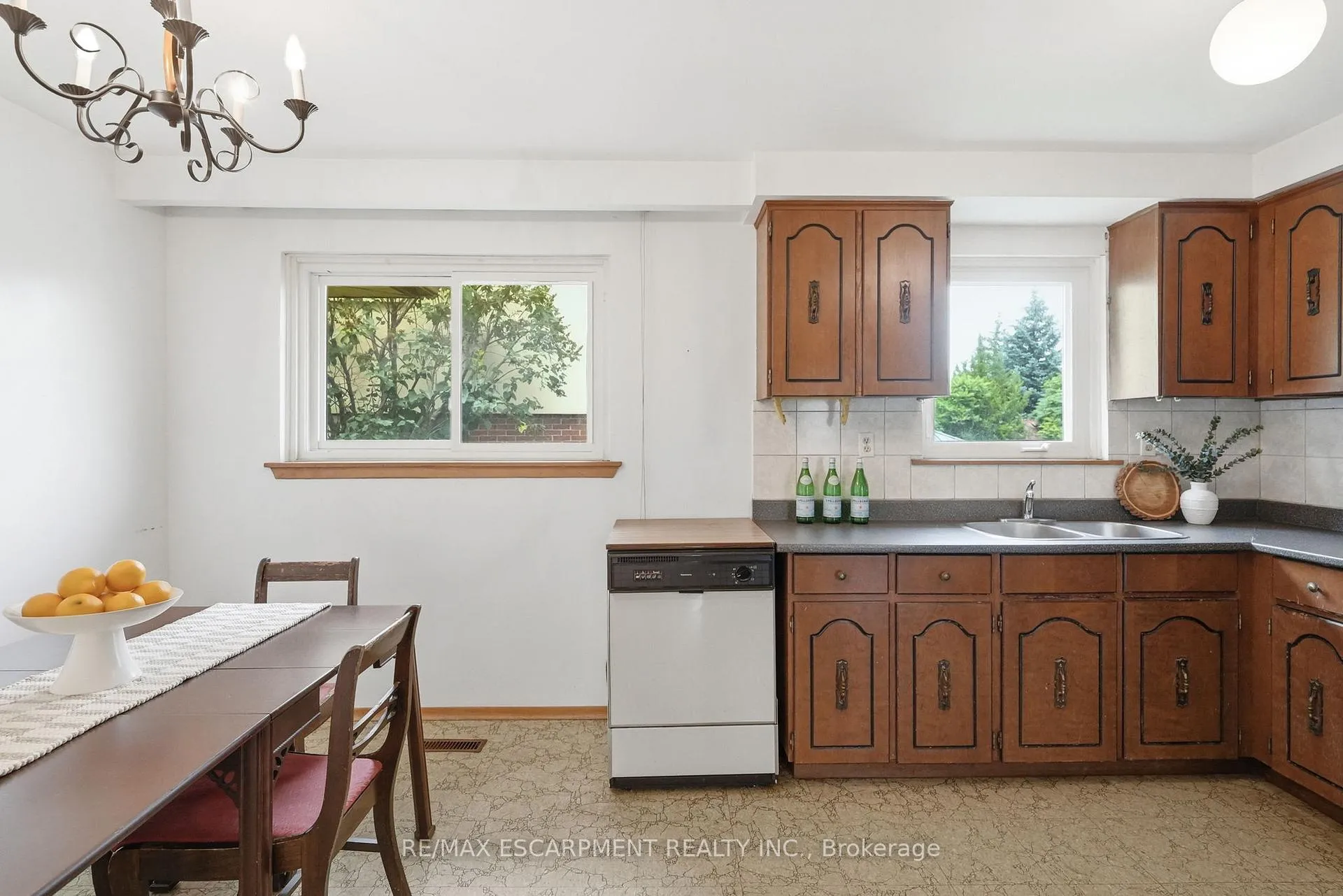 Photo 15 of 464 Louis Drive, Mississauga, Cooksville — HOMEH