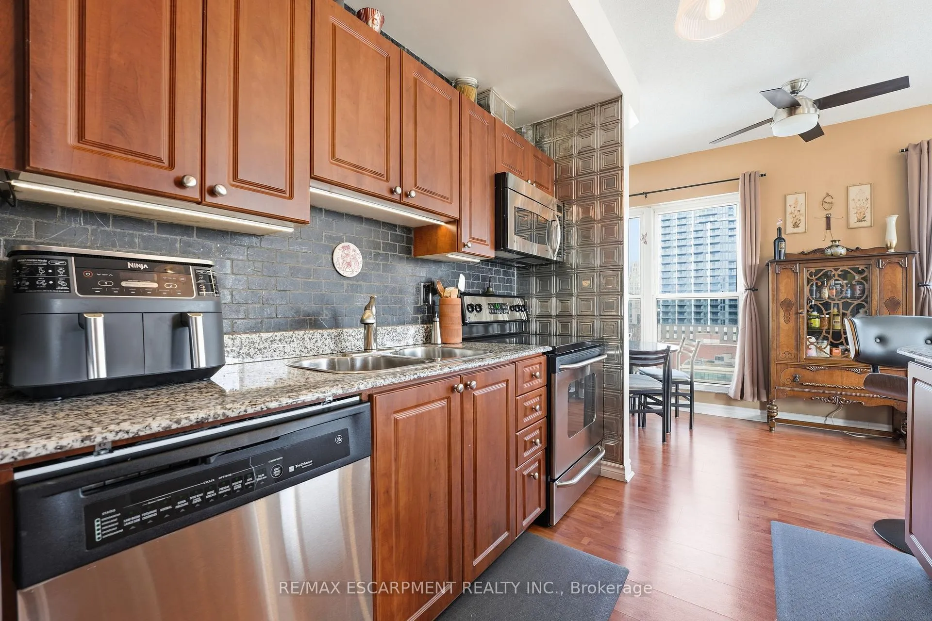 Photo 6 of Unit 802, 135 James Street S, Hamilton, Corktown — HOMEH