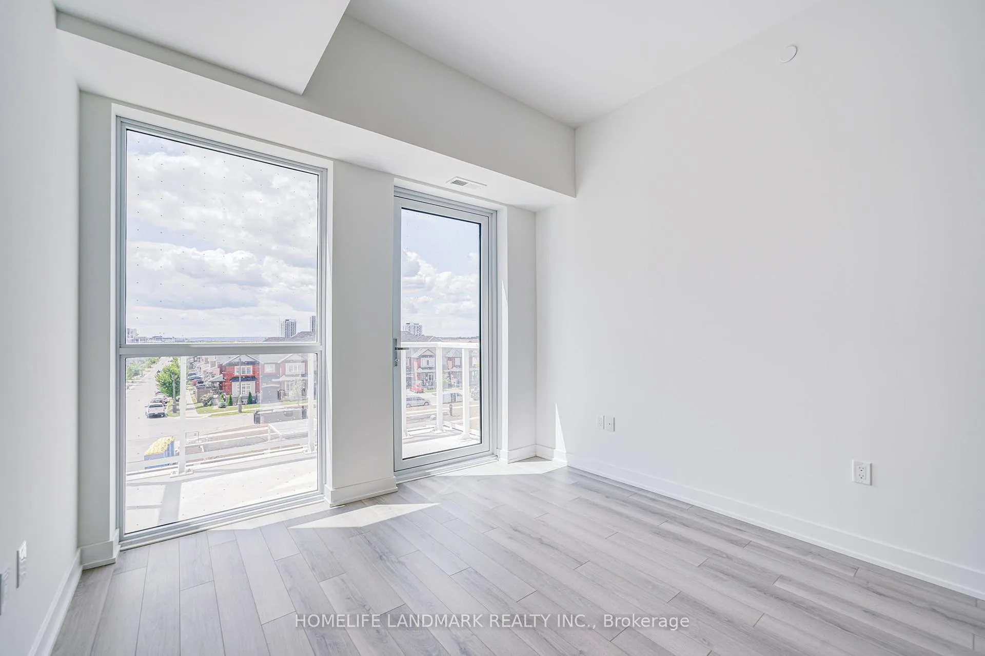 Photo 10 of Unit 515, 1005 Dundas Street E, Oakville, Joshua Meadows — HOMEH