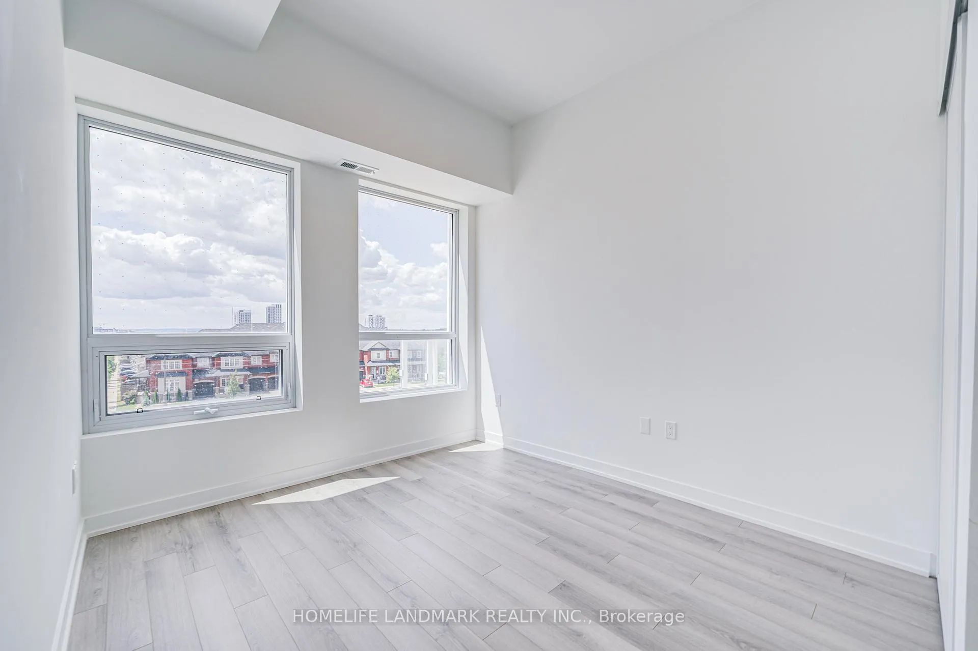 Photo 12 of Unit 515, 1005 Dundas Street E, Oakville, Joshua Meadows — HOMEH