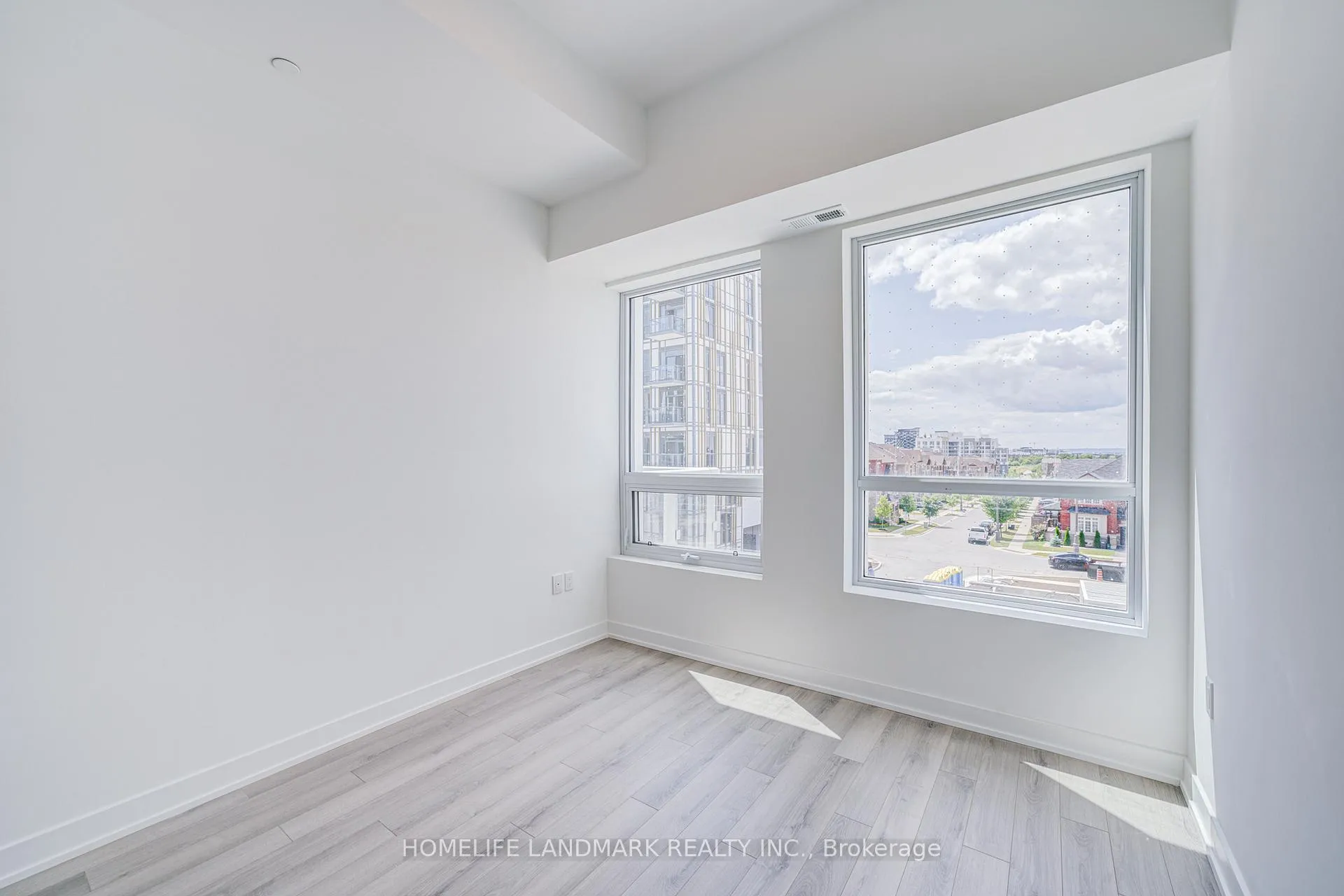 Photo 13 of Unit 515, 1005 Dundas Street E, Oakville, Joshua Meadows — HOMEH