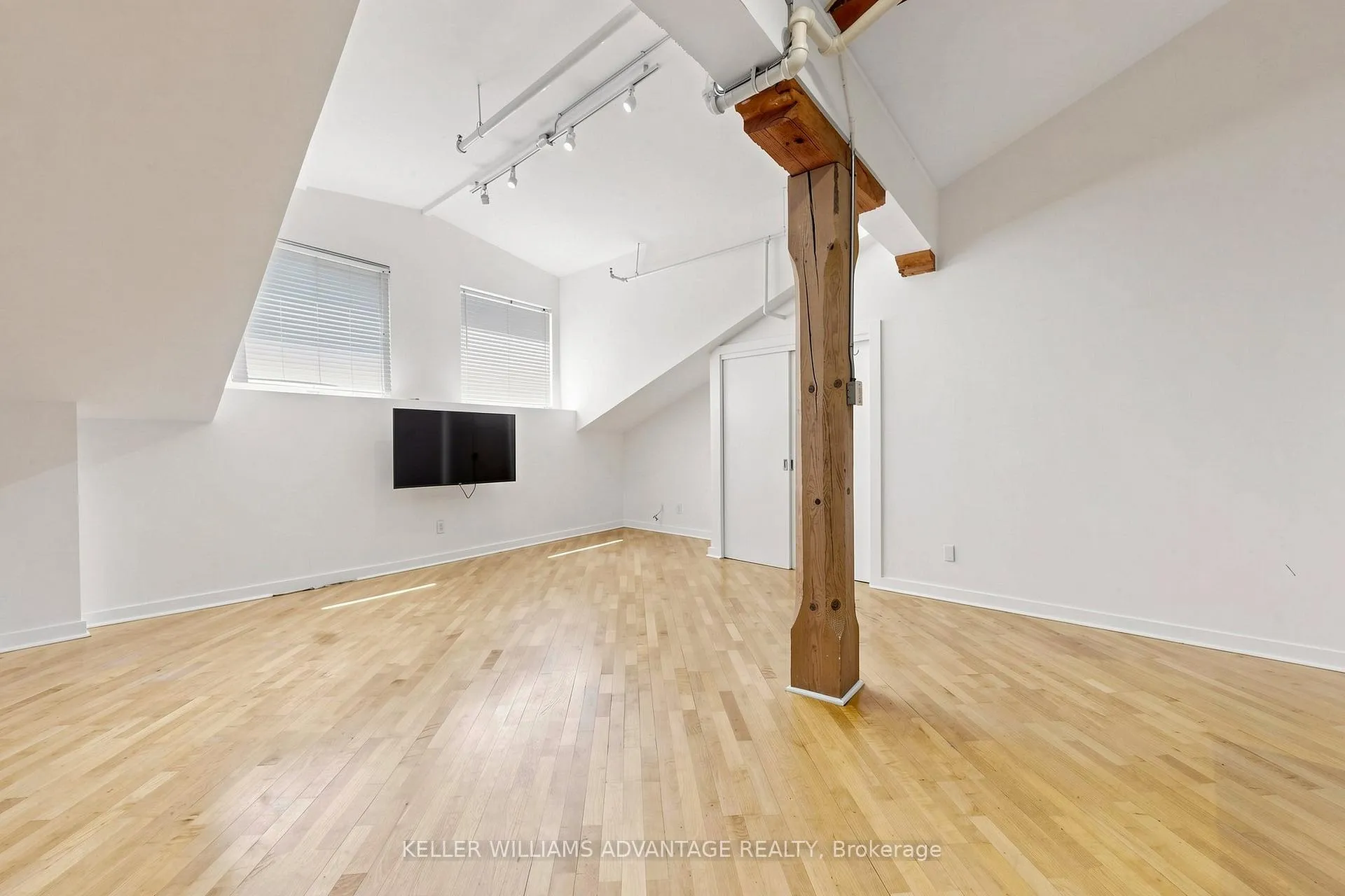 Photo 4 of Unit 417, 81A Front Street E, Toronto, Waterfront Communities — HOMEH
