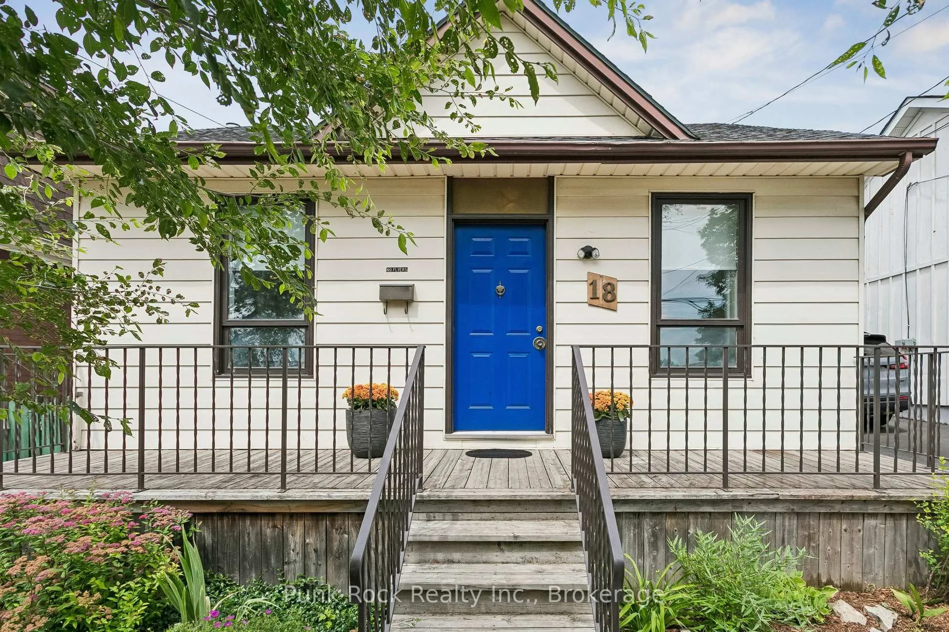 Photo 2 of 18 Lochearne Street, Hamilton, Strathcona — HOMEH