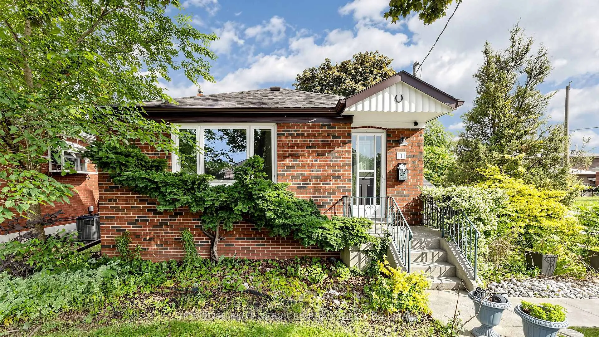 Photo 2 of 1 Helsby Crescent, Etobicoke, Alderwood — HOMEH