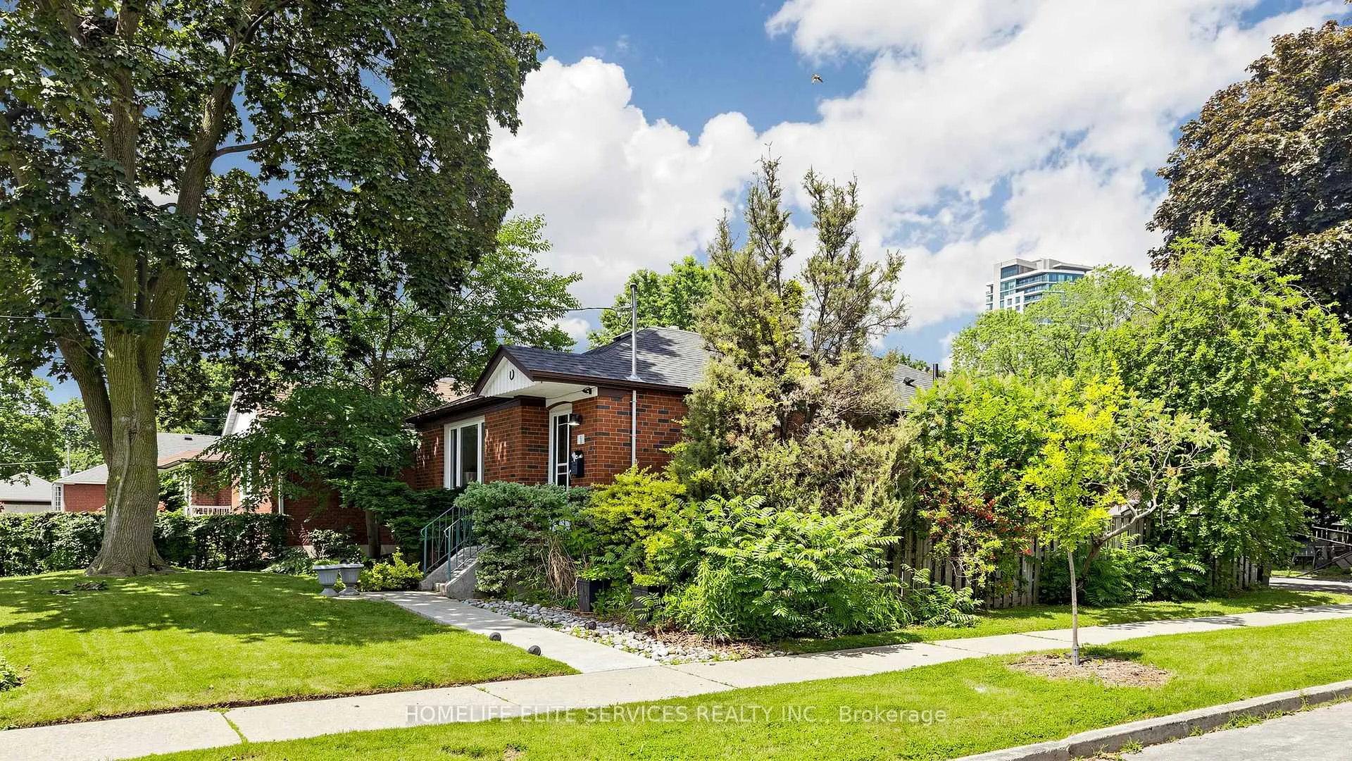 Photo 3 of 1 Helsby Crescent, Etobicoke, Alderwood — HOMEH