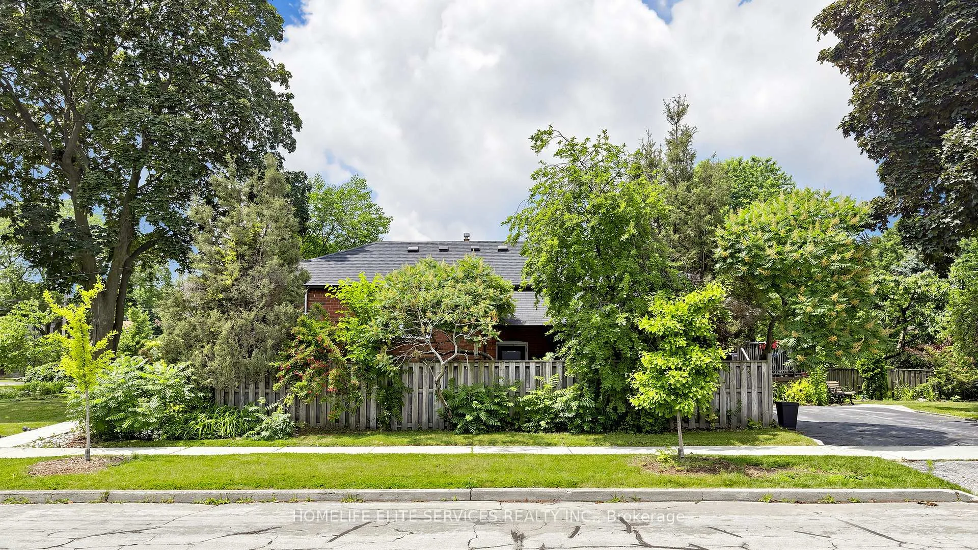 Photo 4 of 1 Helsby Crescent, Etobicoke, Alderwood — HOMEH