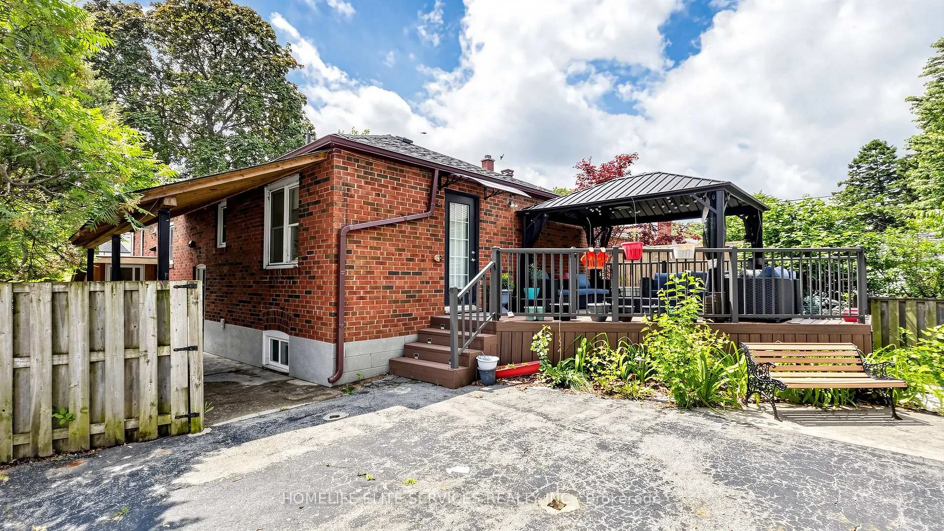 Photo 5 of 1 Helsby Crescent, Etobicoke, Alderwood — HOMEH