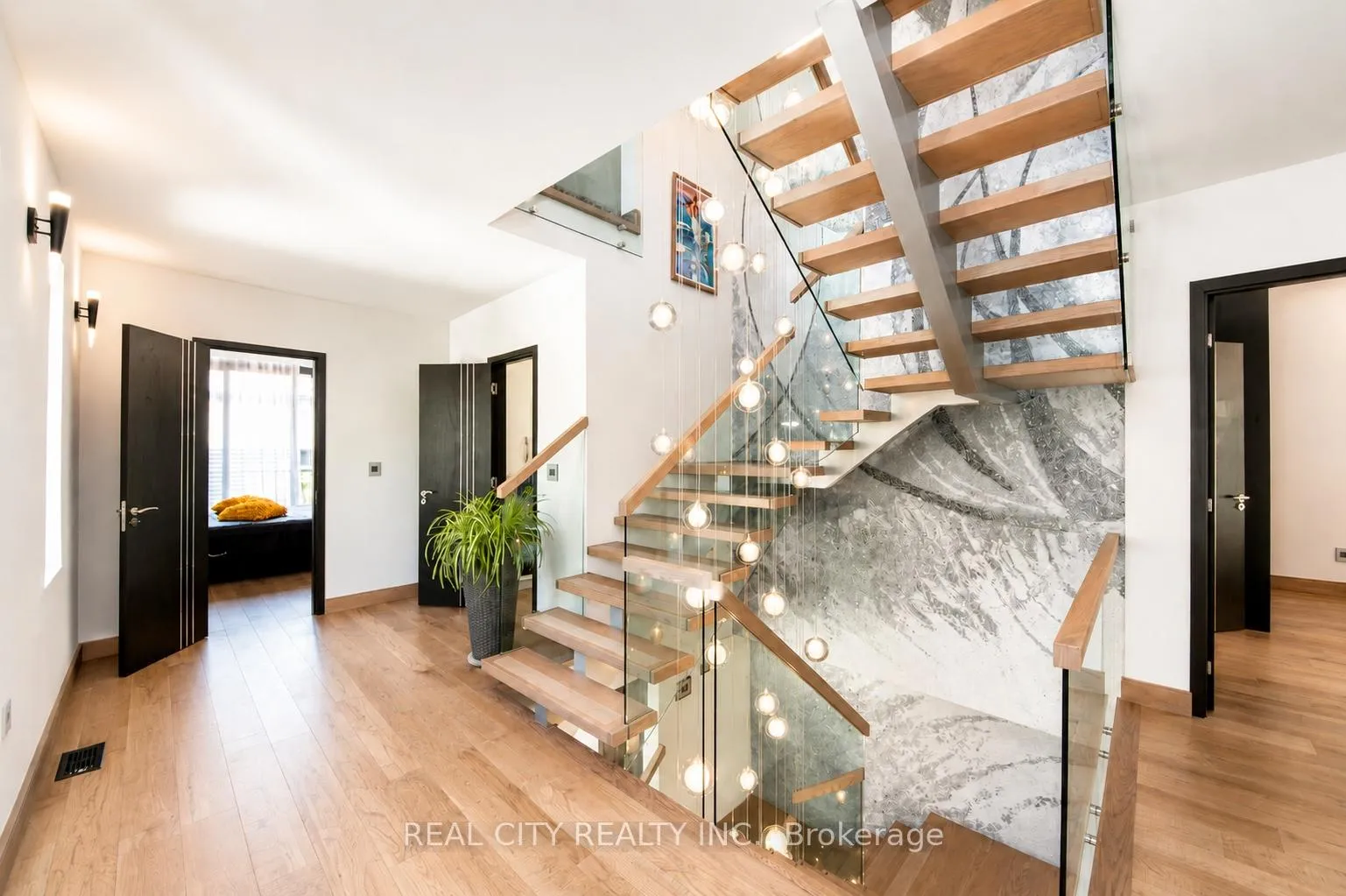 Photo 13 of 662 Byngmount Avenue, Mississauga, Lakeview — HOMEH