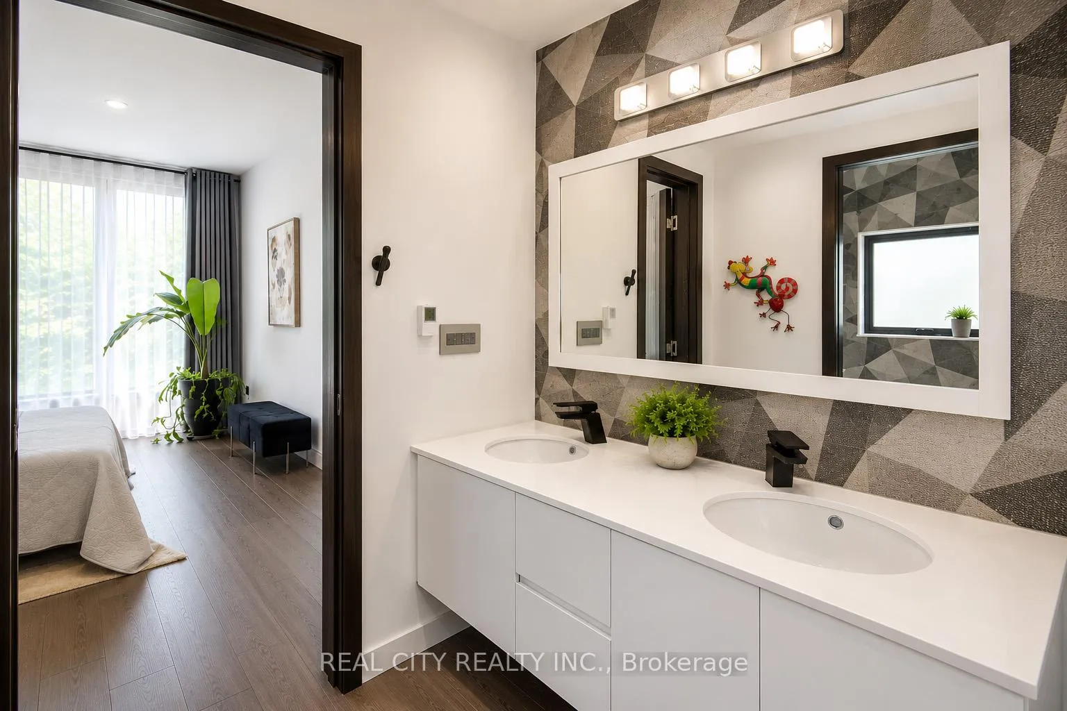 Photo 20 of 662 Byngmount Avenue, Mississauga, Lakeview — HOMEH