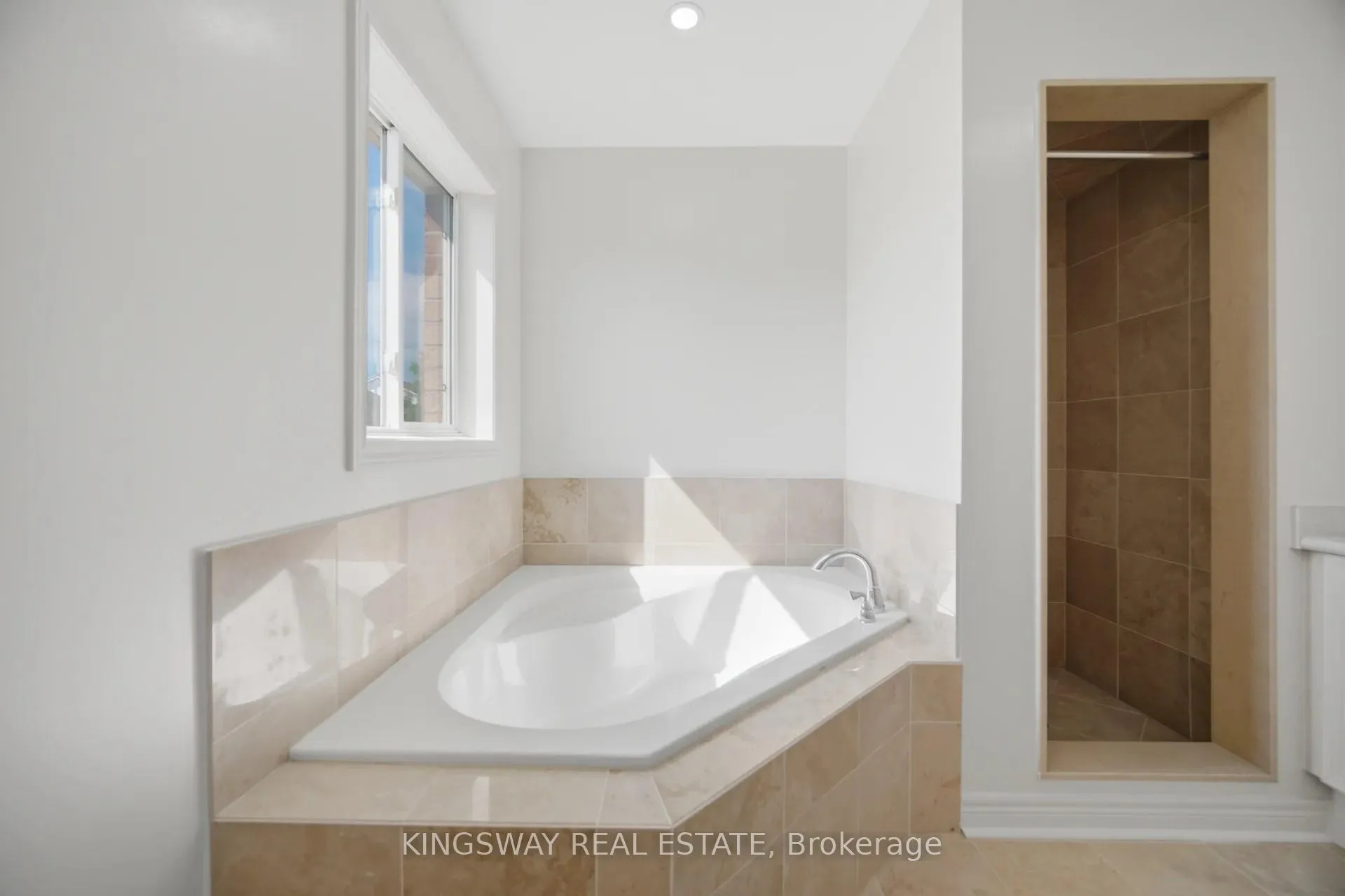 Photo 2 of 754 White Clover Way, Mississauga, East Credit — HOMEH