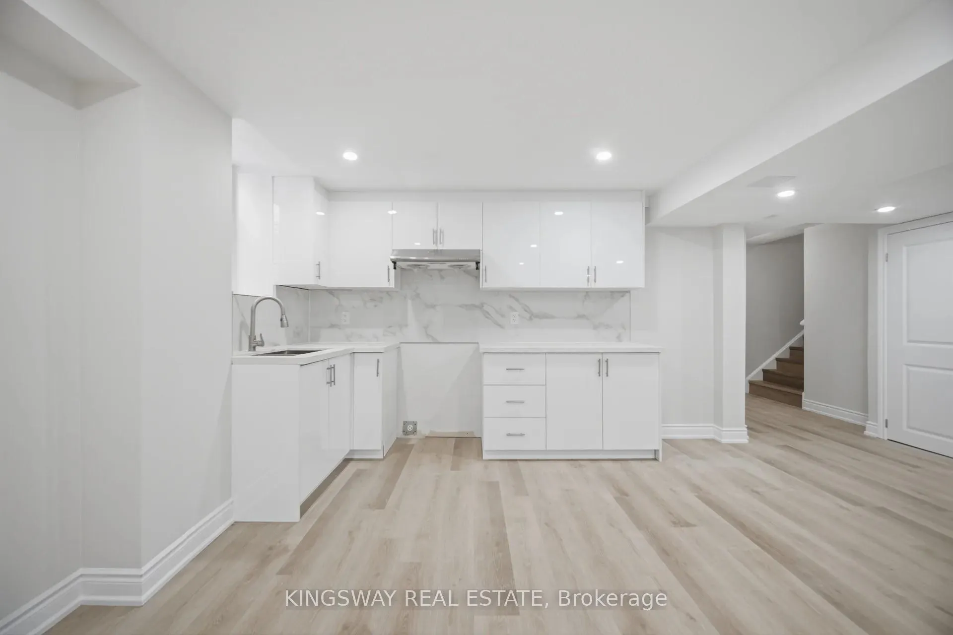 Photo 4 of 754 White Clover Way, Mississauga, East Credit — HOMEH