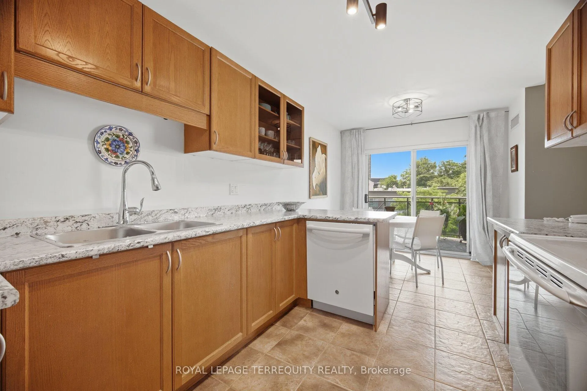 Photo 4 of Unit 707, 2000 Creekside Drive, Hamilton, Dundas — HOMEH