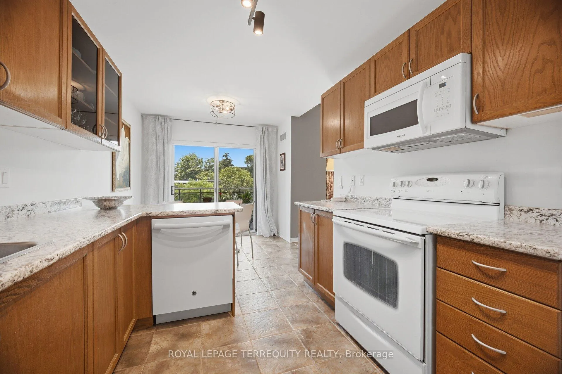 Photo 5 of Unit 707, 2000 Creekside Drive, Hamilton, Dundas — HOMEH