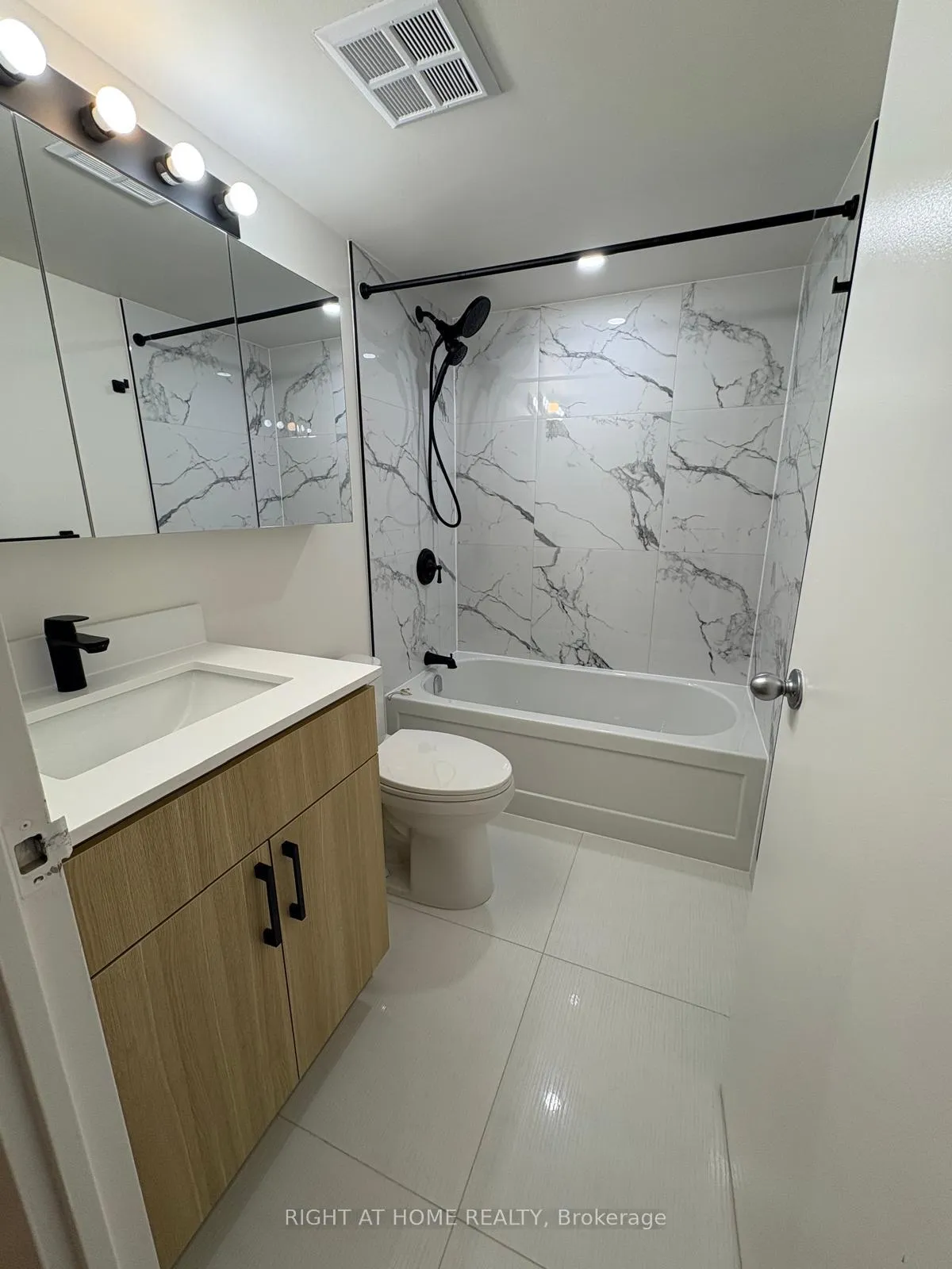 Photo 11 of Unit 2309, 633 Bay Street, Toronto, Bay Street Corridor — HOMEH