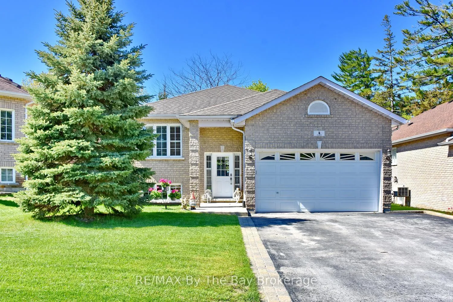 Photo 37 of 4 Anthony Street, Wasaga Beach — HOMEH